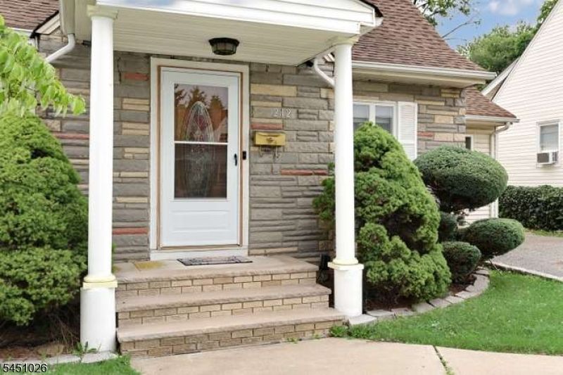 212 Washington Ave, Elmwood Park, NJ 07407 Main Photo