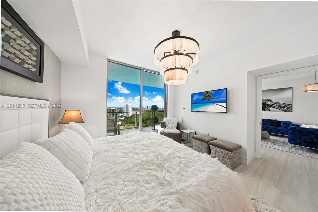 2411 Laguna Circle, Unit 2010, Miami, FL 33181 Photo