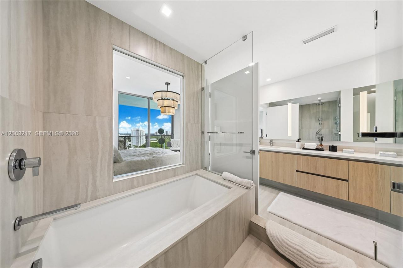 2411 Laguna Circle, Unit 2010, Miami, FL 33181 Photo
