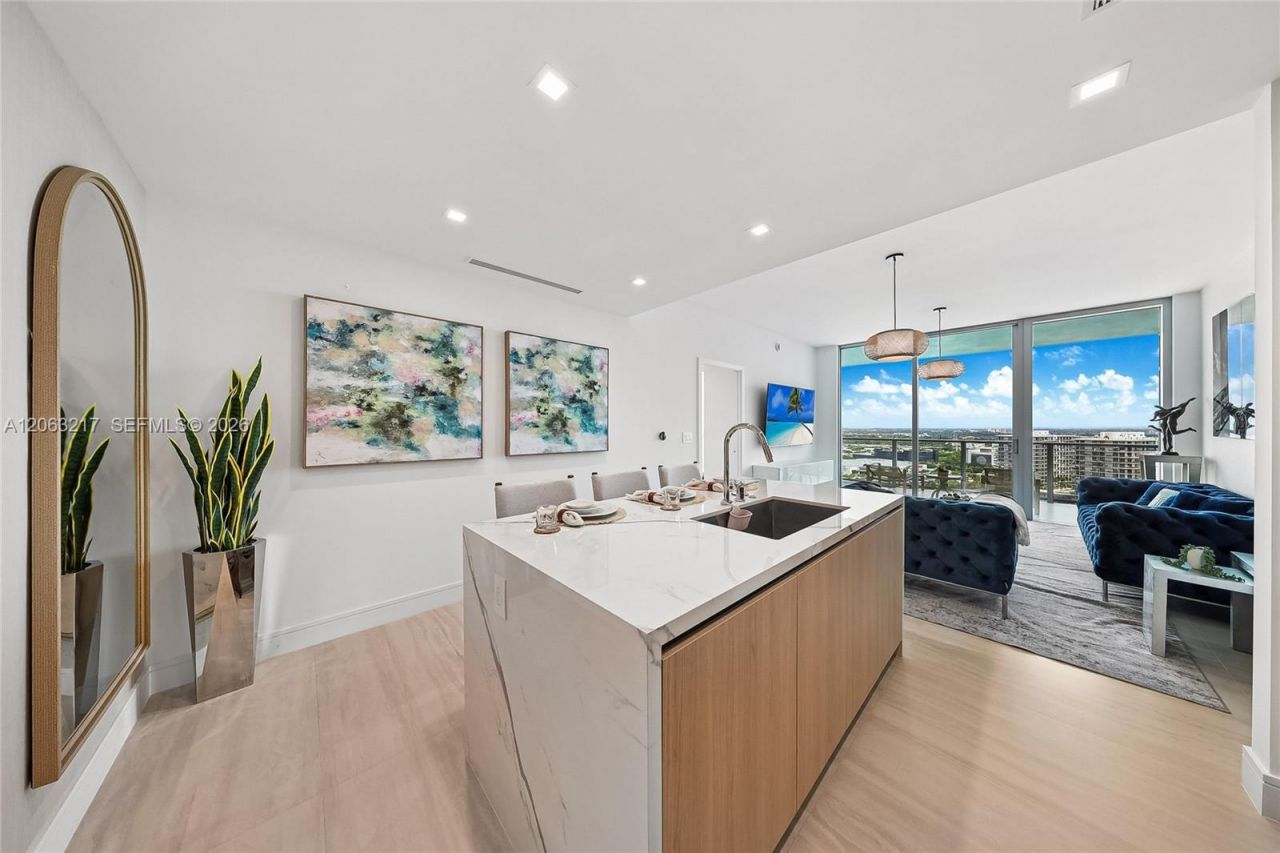 2411 Laguna Circle, Unit 2010, Miami, FL 33181 Photo