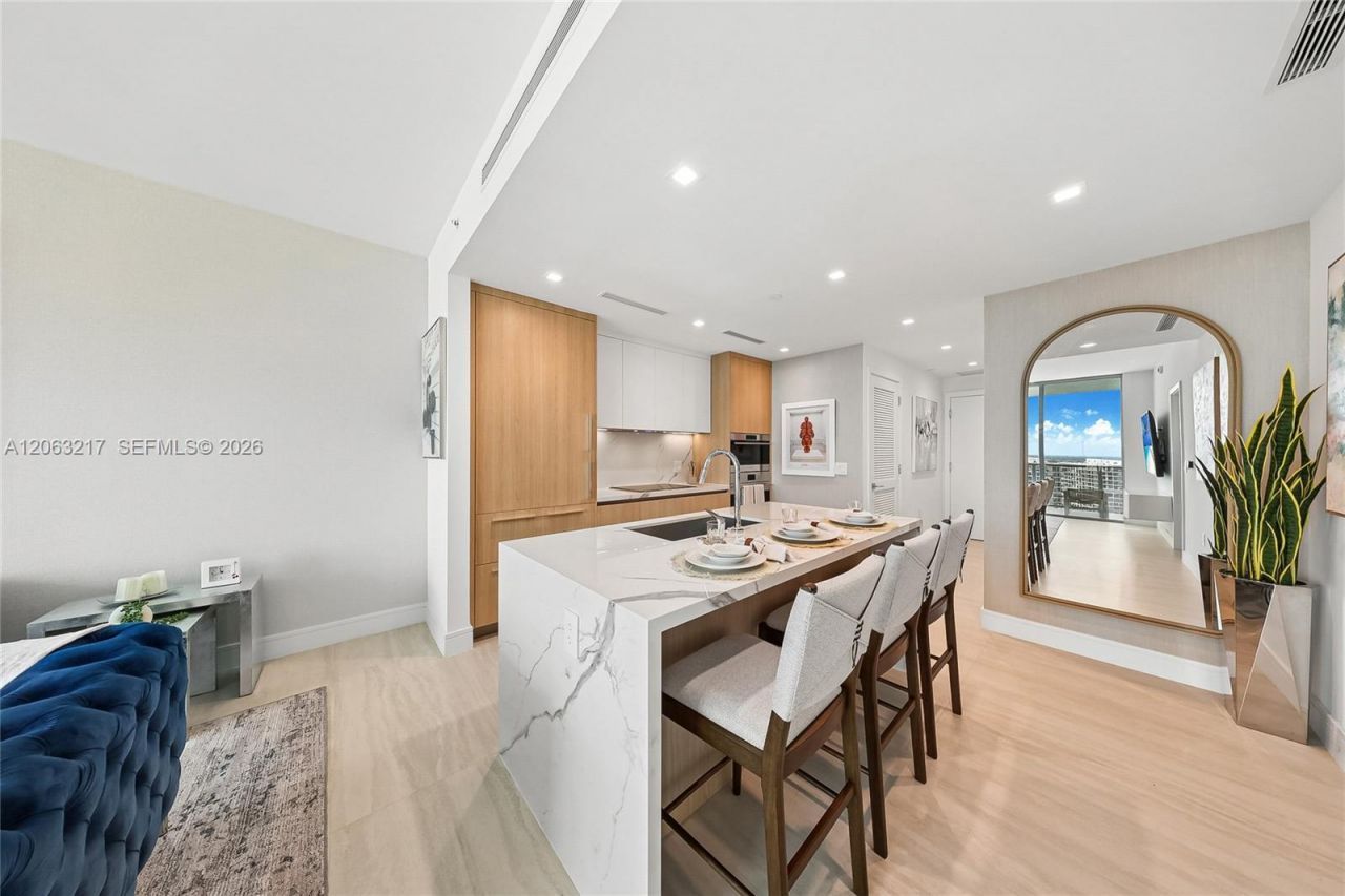 2411 Laguna Circle, Unit 2010, Miami, FL 33181 Photo