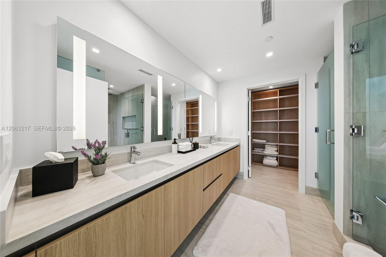 2411 Laguna Circle, Unit 2010, Miami, FL 33181 Photo