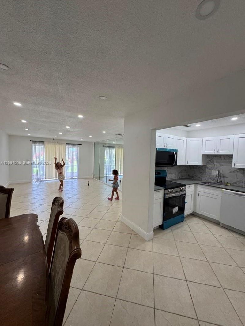700 Layne Blvd, Unit 115, Hallandale Beach, FL 33009 Photo