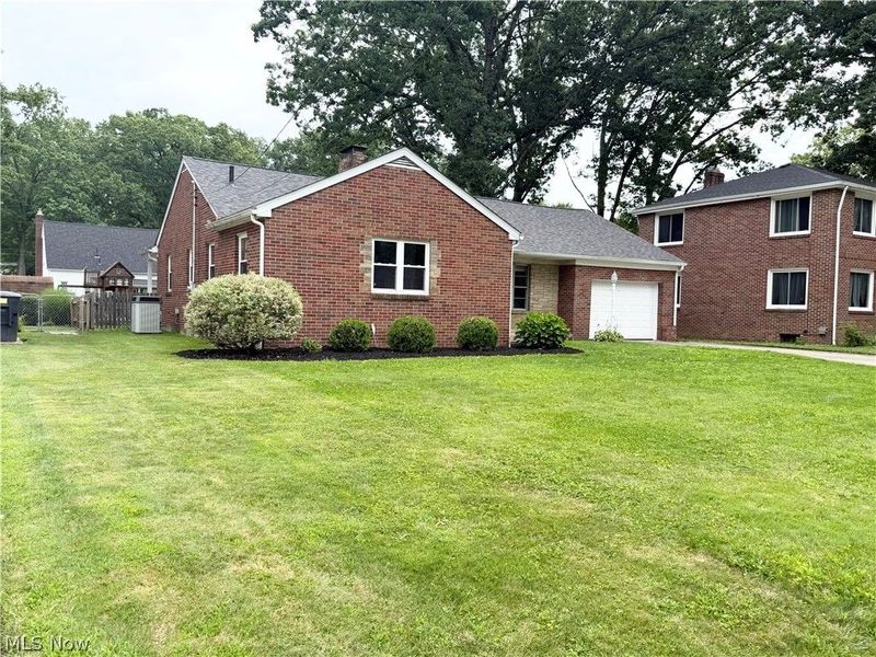 546 Belvedere Avenue NE, Warren, OH 44483 Photo 1