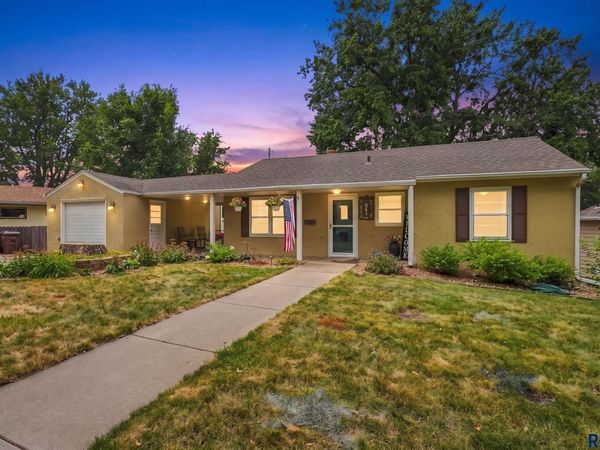841 Roberts Dr, Sioux Falls, SD 57104