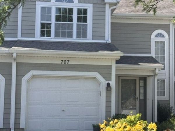 707 Kingsbridge Drive , Carol Stream, IL 60188