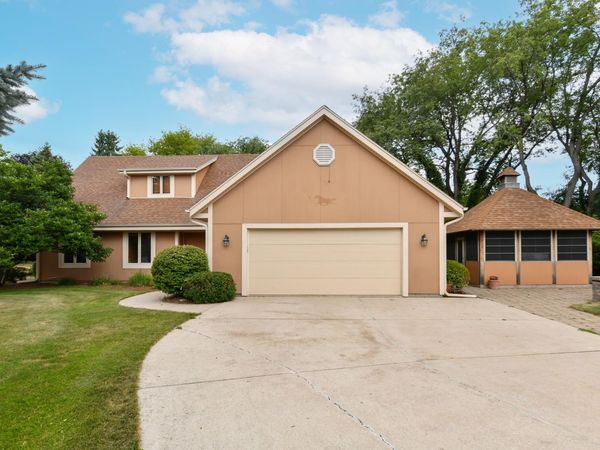 W270N6983 Woodland Oaks Dr, Lisbon, WI 53089