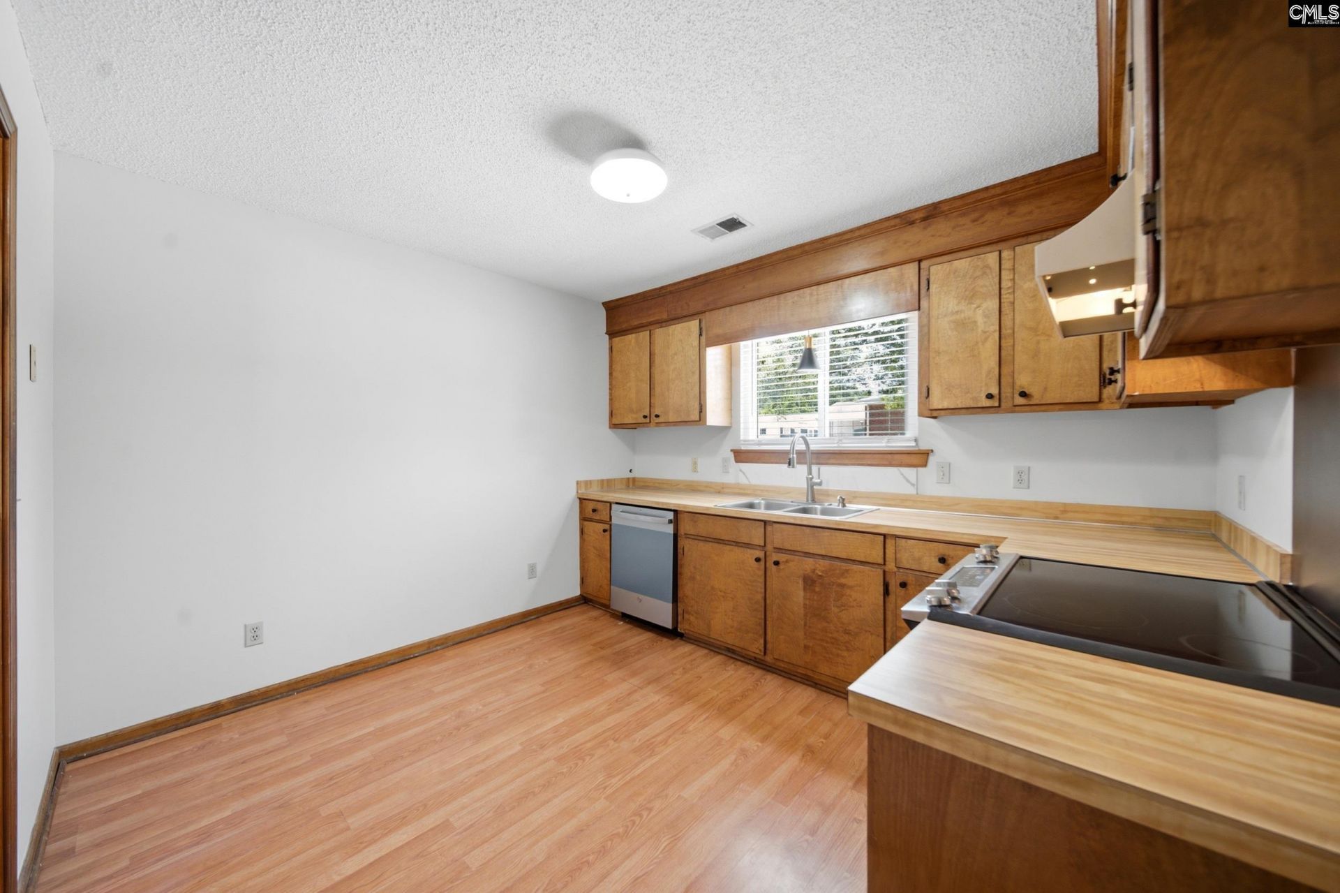 1701 Oak Street  Photo 8