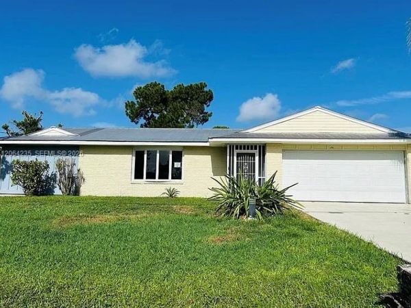2486 SE Wishbone , Port St. Lucie, FL 34952