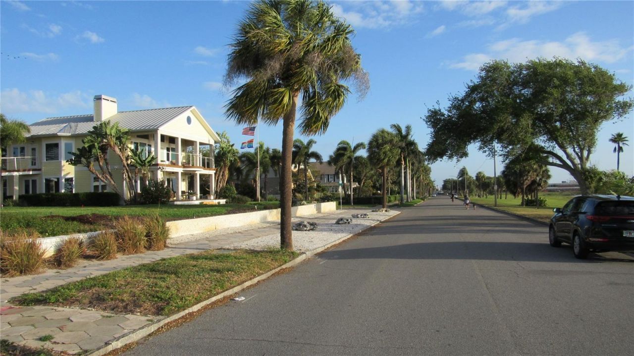 1817 Beach Drive Se, Saint Petersburg, FL 33705 Photo