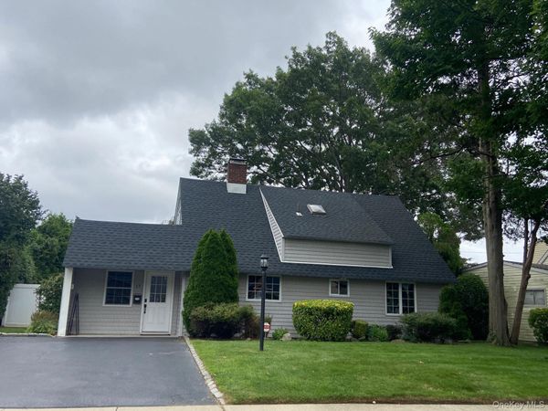17 Giant Lane , Levittown, NY 11756
