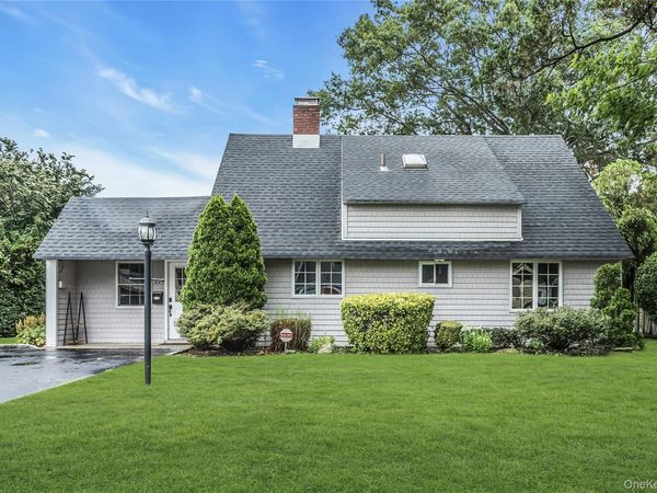 17 Giant Lane, Levittown, NY 11756
