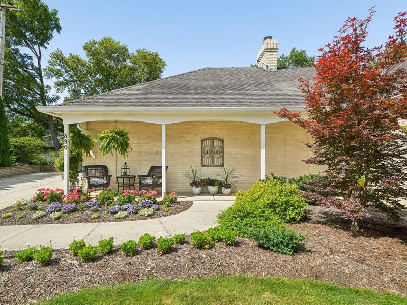 890 Lookout Point Drive, Columbus, OH 43235 Photo 3