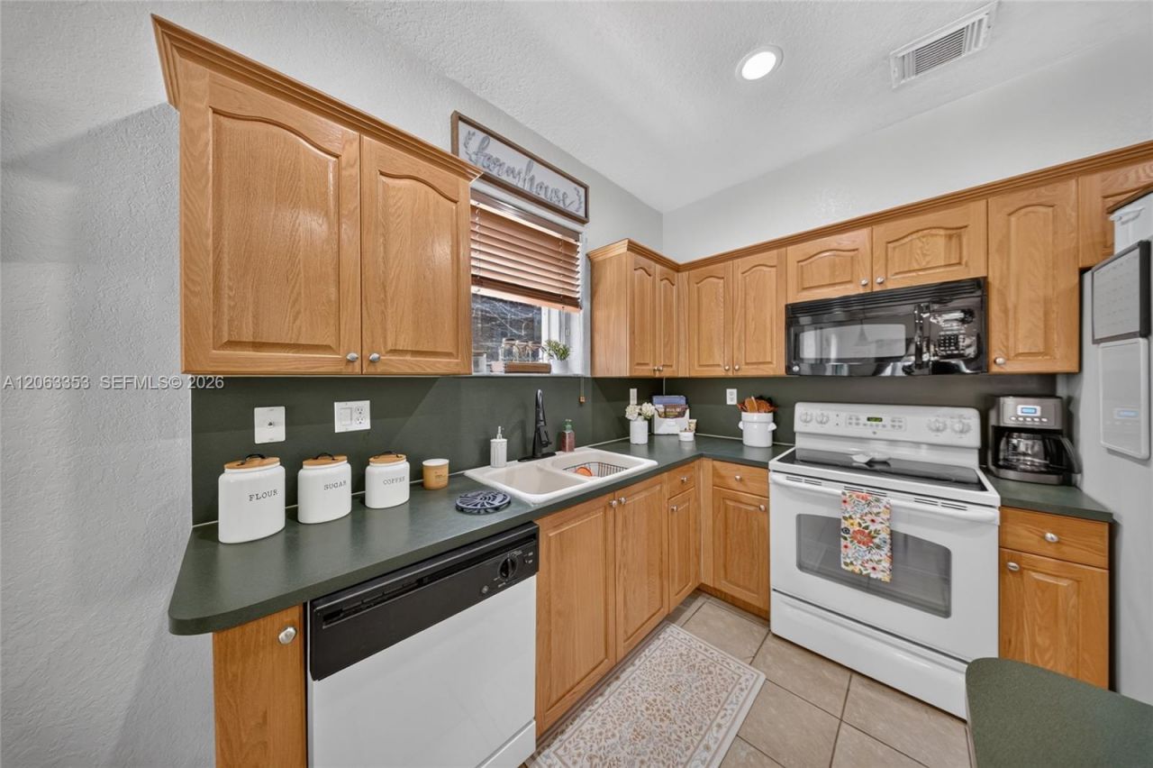 16437 SW 76th Ter, Miami, FL 33193 Photo