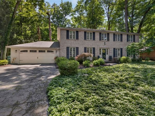 10 Forest Knoll, Pittsford, NY 14534