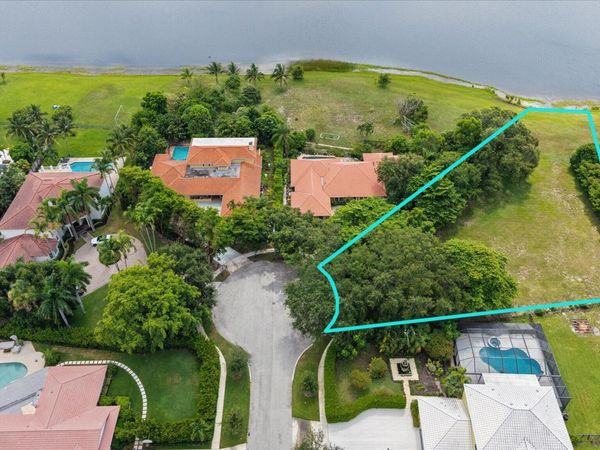 10 SUNNINGDALE Circle, West Palm Beach, FL 33401