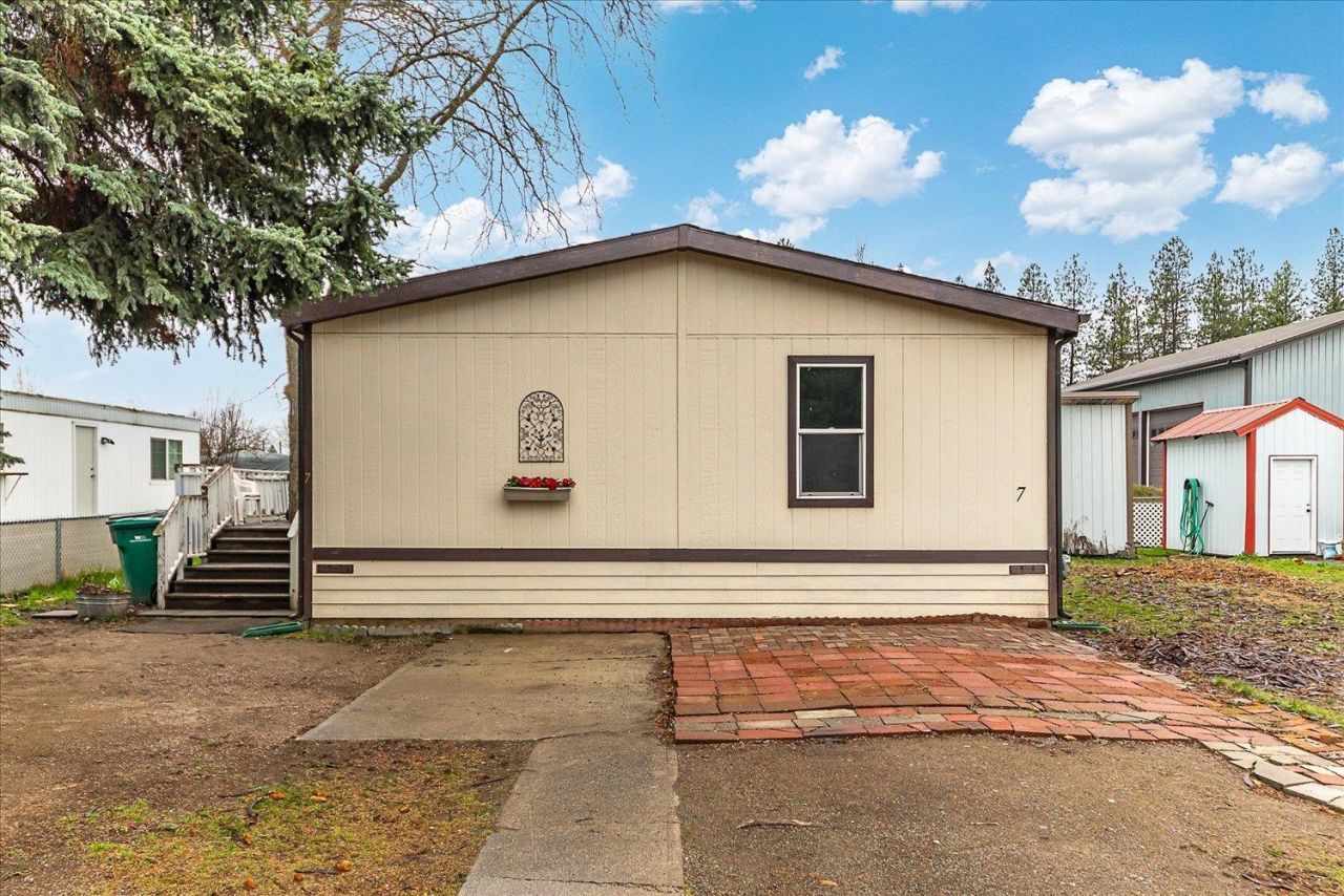3925 E Farwell Rd, Mead, WA 99021 Main Photo