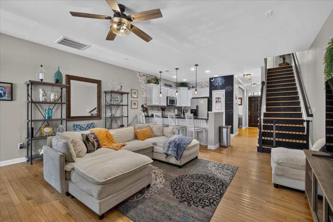 2979 Treadwell Street Photo 11