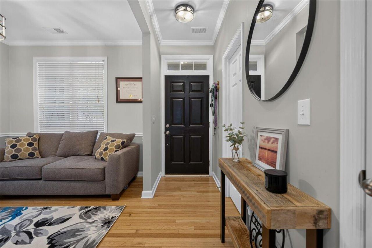 2979 Treadwell Street Photo 4