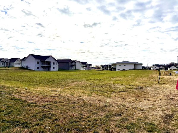 17200 Springbrook Trail, Urbandale, IA 50323