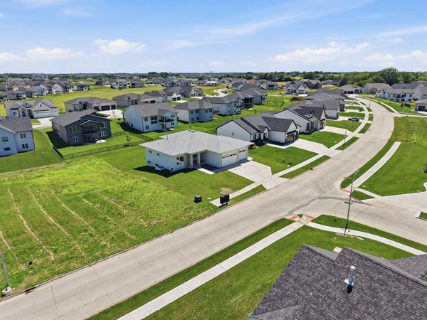17208 Springbrook Trail, Urbandale, IA 50323