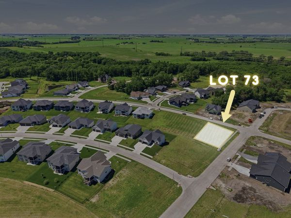 17204 Springbrook Trail, Urbandale, IA 50323
