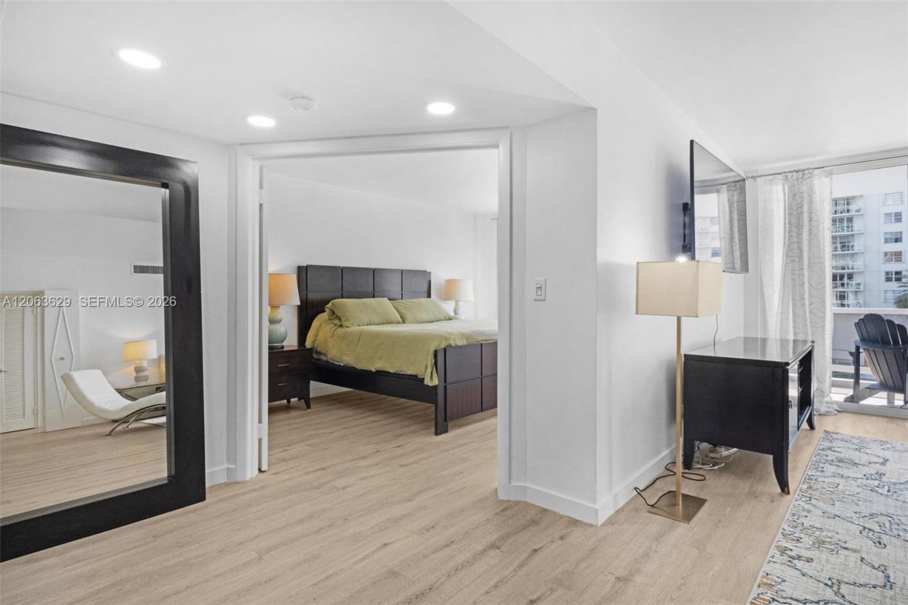5700 Collins Ave , Unit 4C, Miami Beach, FL 33140 Photo