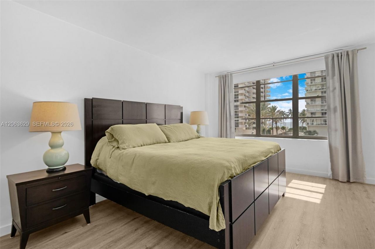 5700 Collins Ave , Unit 4C, Miami Beach, FL 33140 Photo