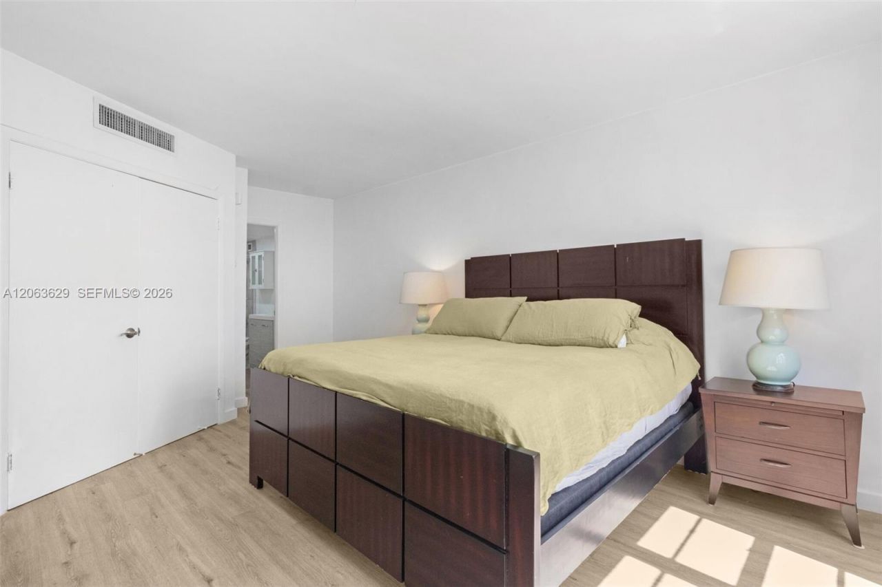 5700 Collins Ave , Unit 4C, Miami Beach, FL 33140 Photo