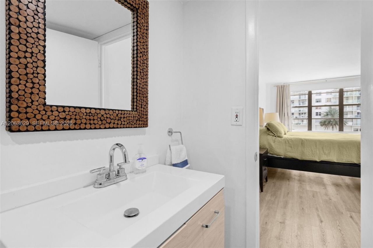 5700 Collins Ave , Unit 4C, Miami Beach, FL 33140 Photo