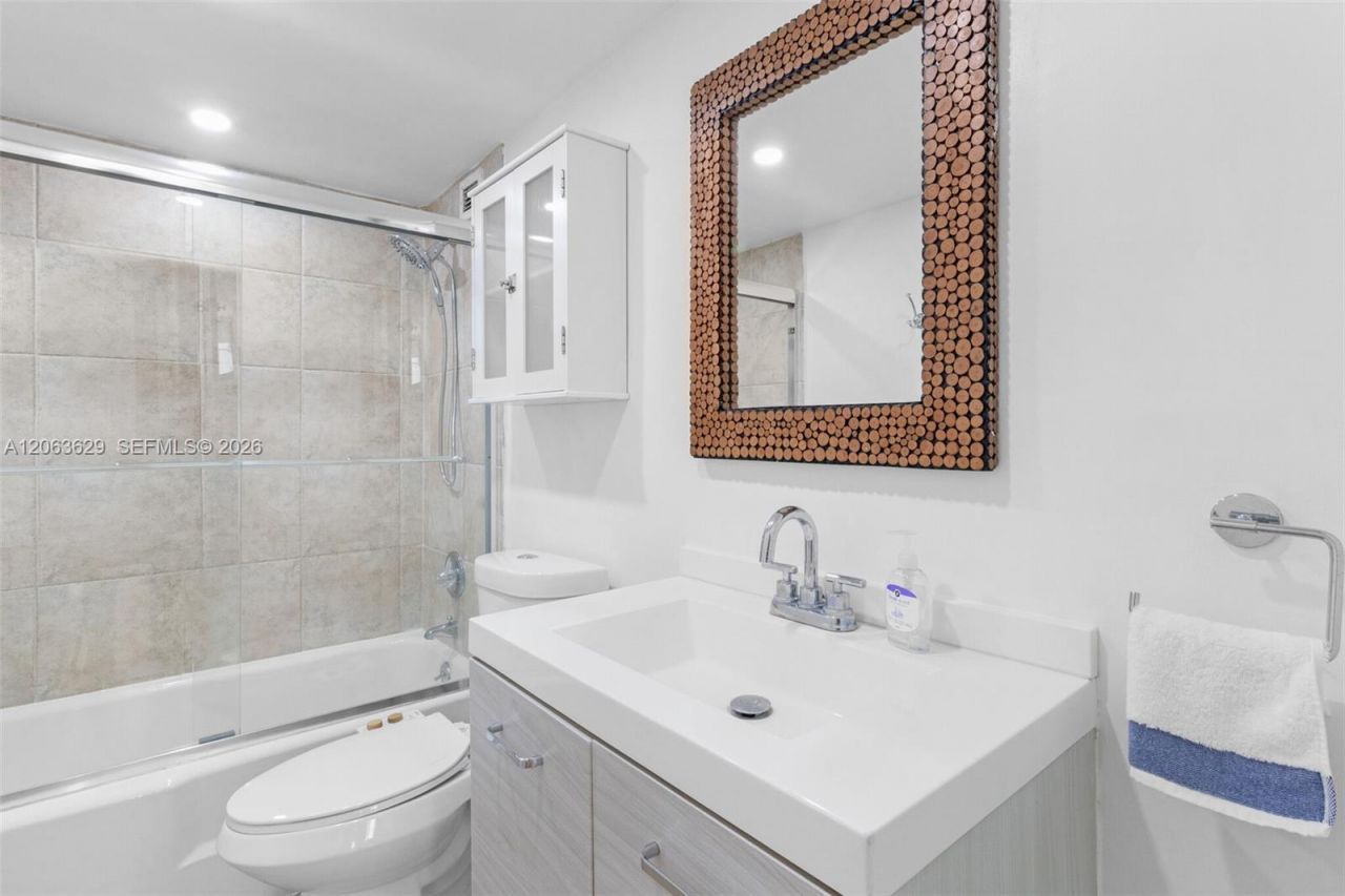 5700 Collins Ave , Unit 4C, Miami Beach, FL 33140 Photo