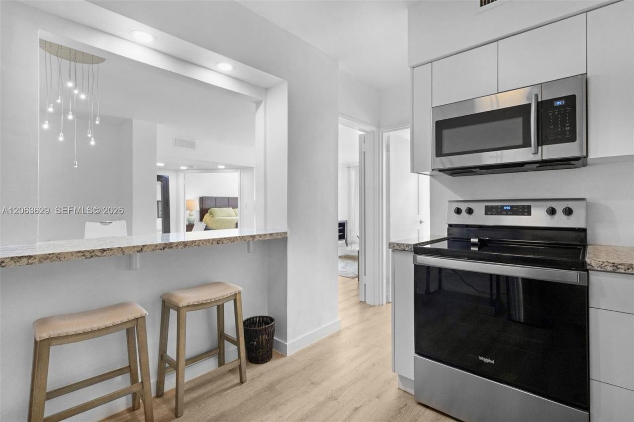 5700 Collins Ave , Unit 4C, Miami Beach, FL 33140 Photo