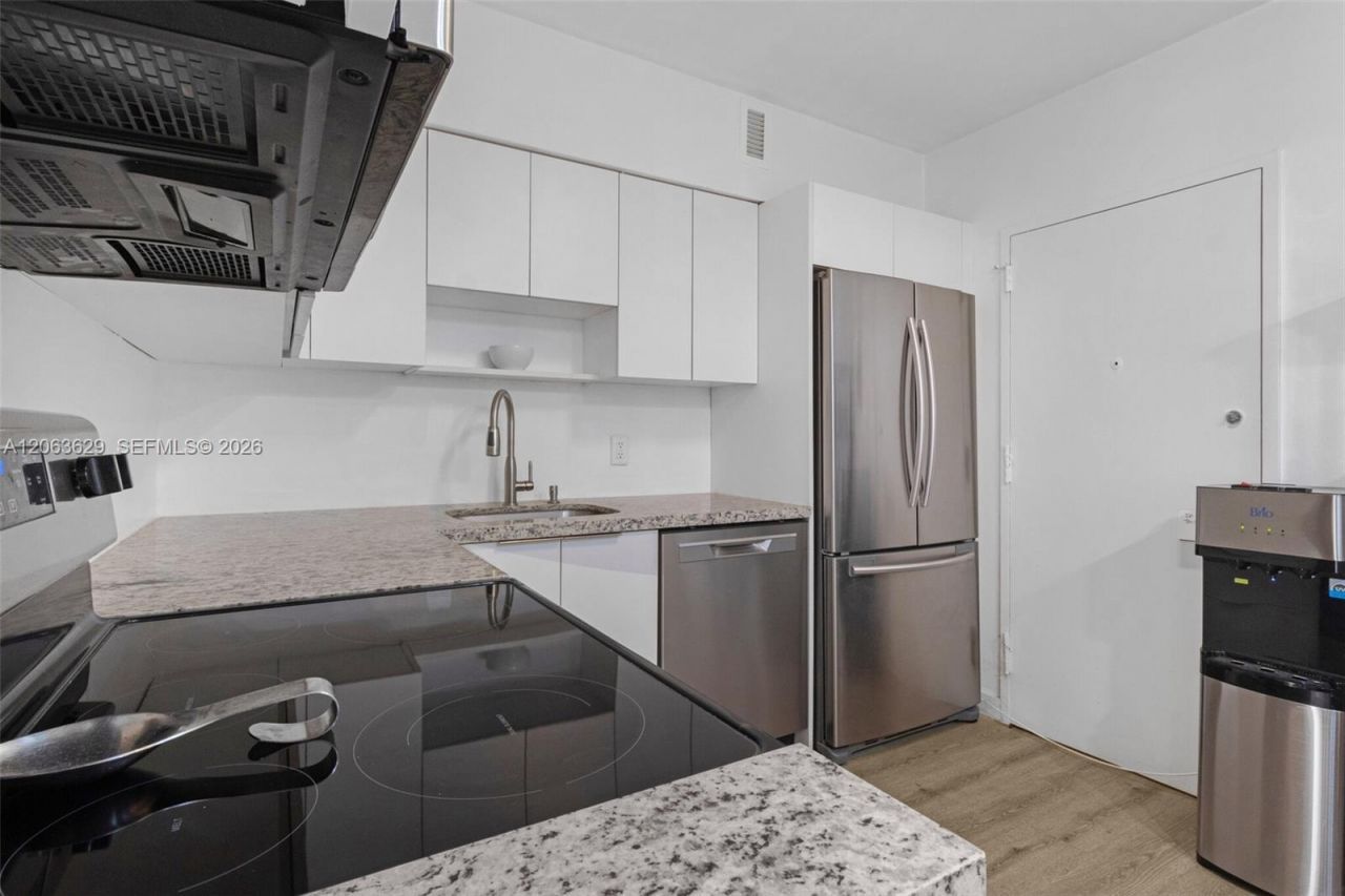 5700 Collins Ave , Unit 4C, Miami Beach, FL 33140 Photo
