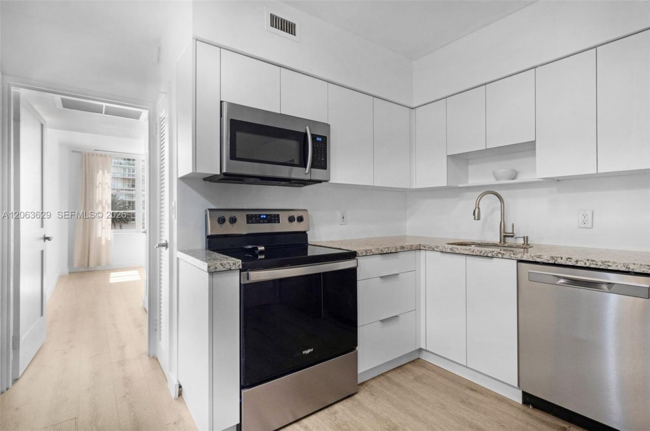 5700 Collins Ave , Unit 4C, Miami Beach, FL 33140 Photo