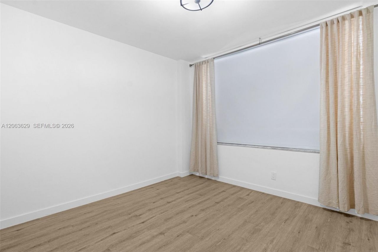 5700 Collins Ave , Unit 4C, Miami Beach, FL 33140 Photo