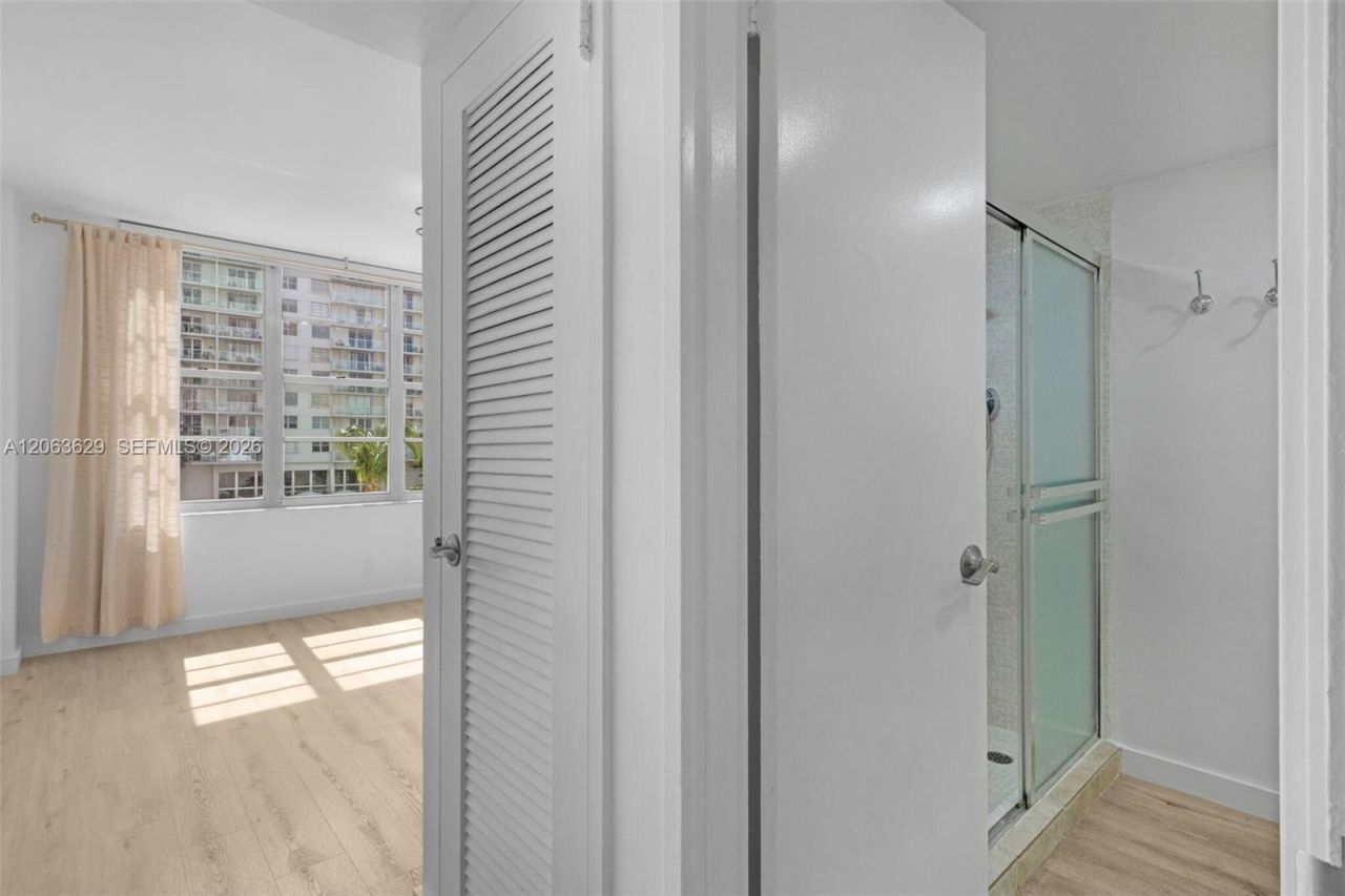 5700 Collins Ave , Unit 4C, Miami Beach, FL 33140 Photo