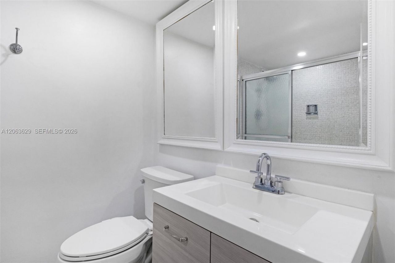 5700 Collins Ave , Unit 4C, Miami Beach, FL 33140 Photo