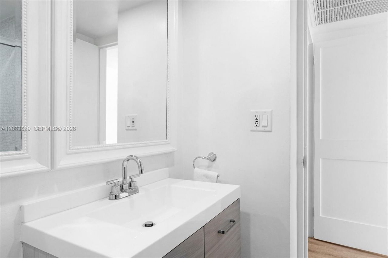 5700 Collins Ave , Unit 4C, Miami Beach, FL 33140 Photo