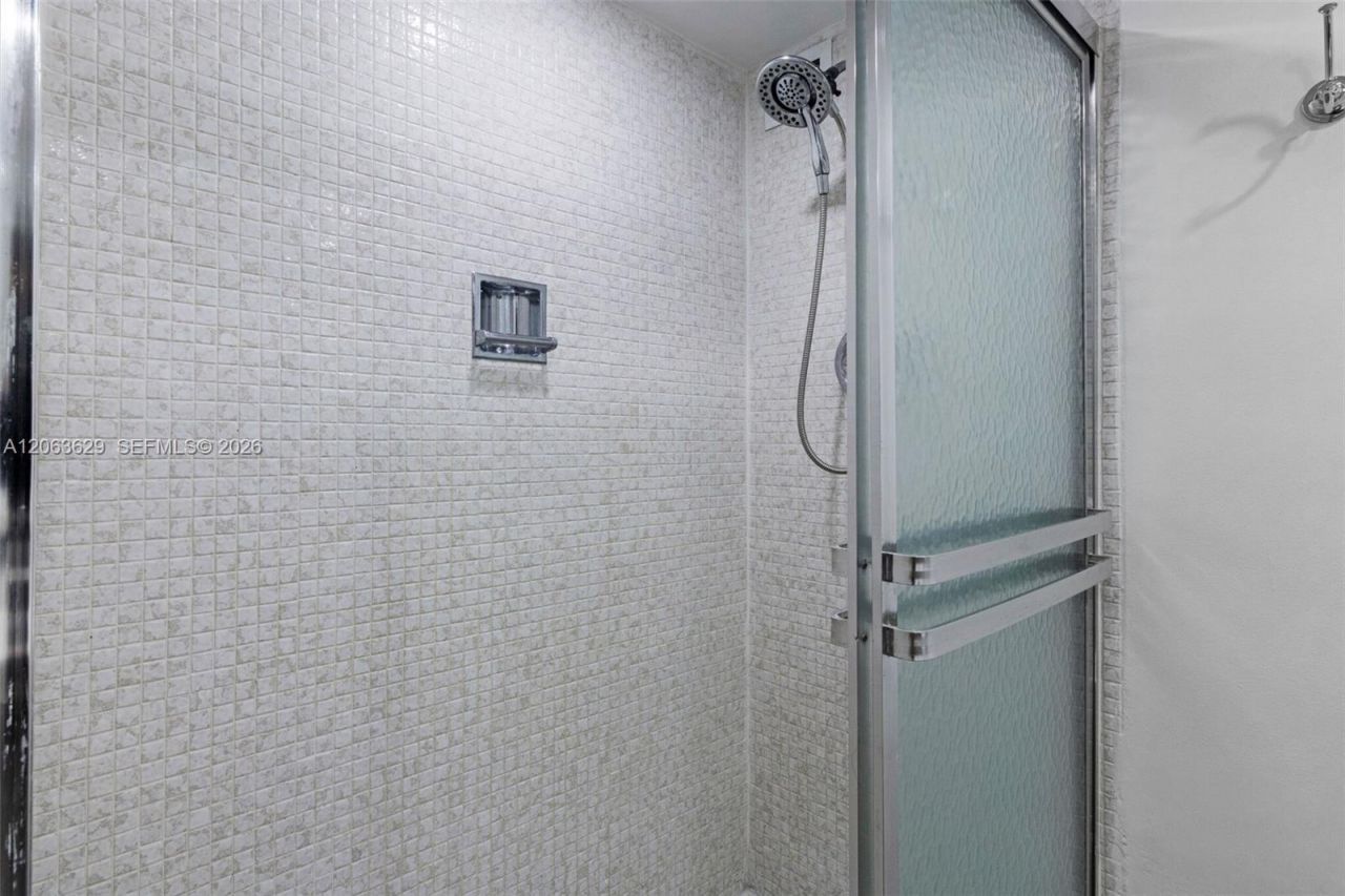 5700 Collins Ave , Unit 4C, Miami Beach, FL 33140 Photo