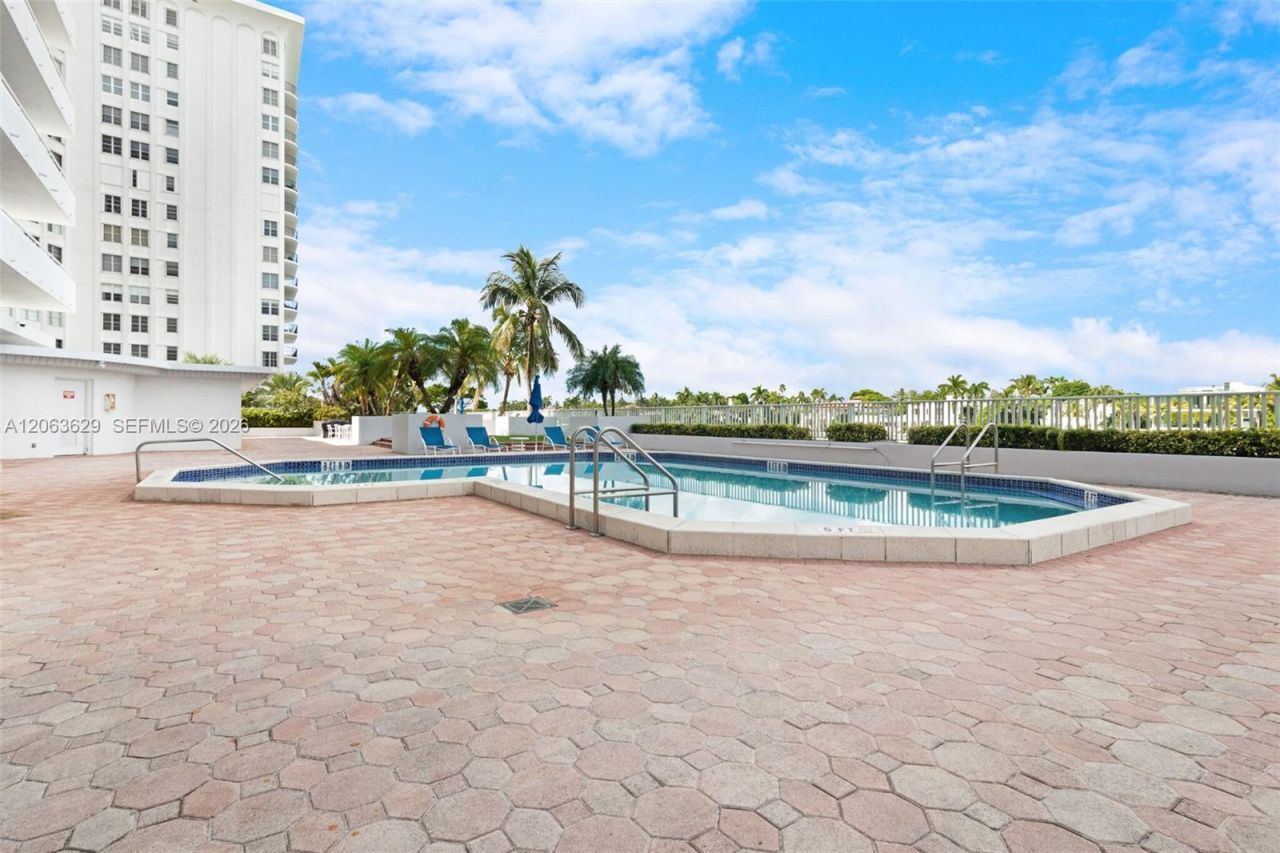 5700 Collins Ave , Unit 4C, Miami Beach, FL 33140 Photo