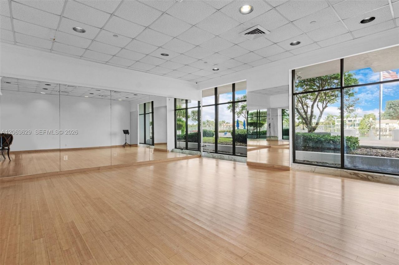 5700 Collins Ave , Unit 4C, Miami Beach, FL 33140 Photo