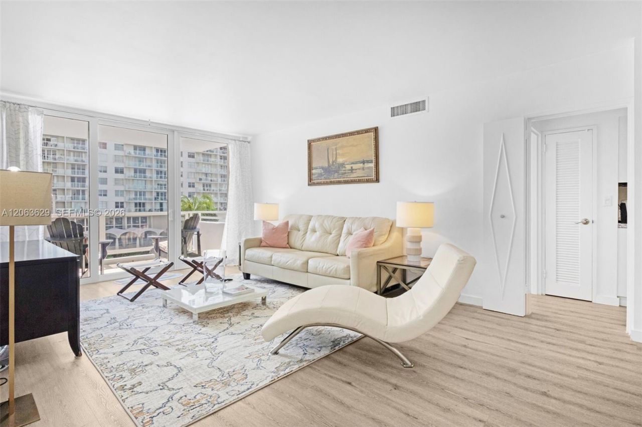 5700 Collins Ave , Unit 4C, Miami Beach, FL 33140 Photo