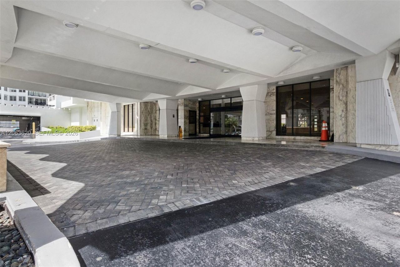 5700 Collins Ave , Unit 4C, Miami Beach, FL 33140 Photo