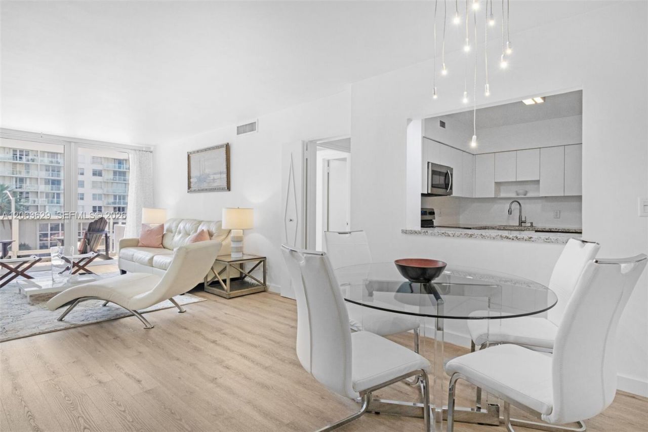 5700 Collins Ave , Unit 4C, Miami Beach, FL 33140 Photo