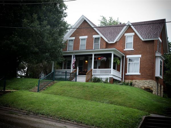 207 N Davis Street , Anamosa, IA 52205