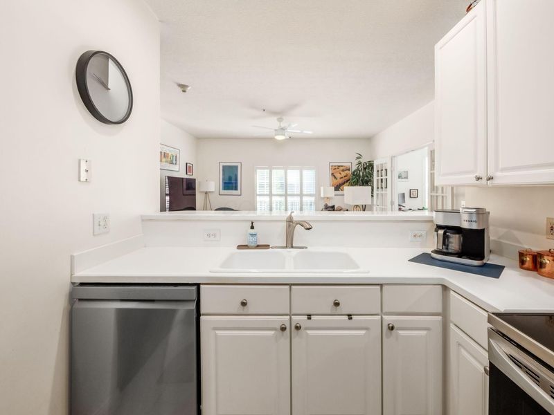 2245 Riverside Drive, Unit 202, Columbus, OH 43221 Photo 8