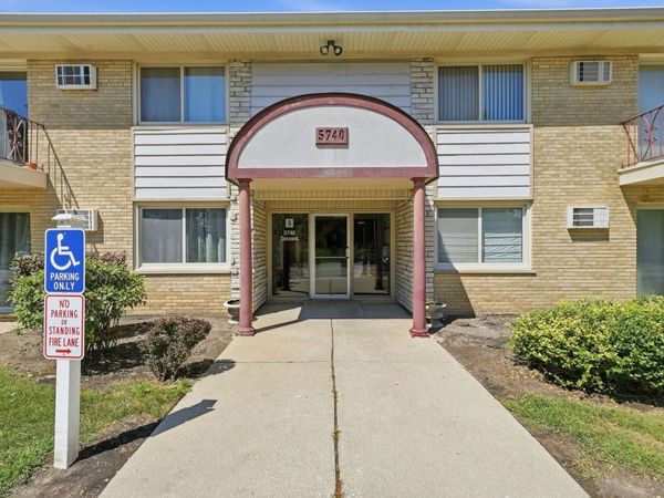 5740 Concord Lane, Unit 13, Clarendon Hills, IL 60514