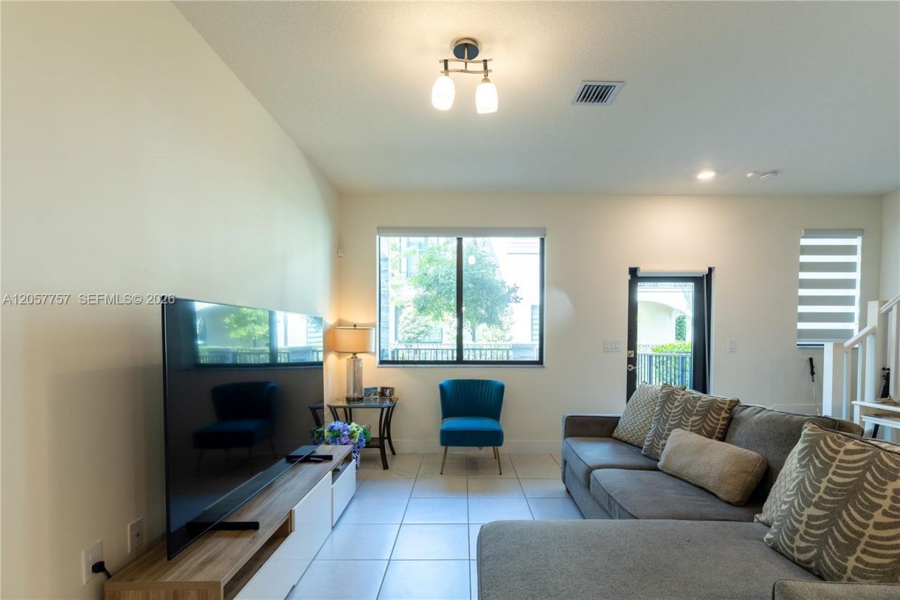 4623 NW 83rd Pkwy, Doral, FL 33166 Photo