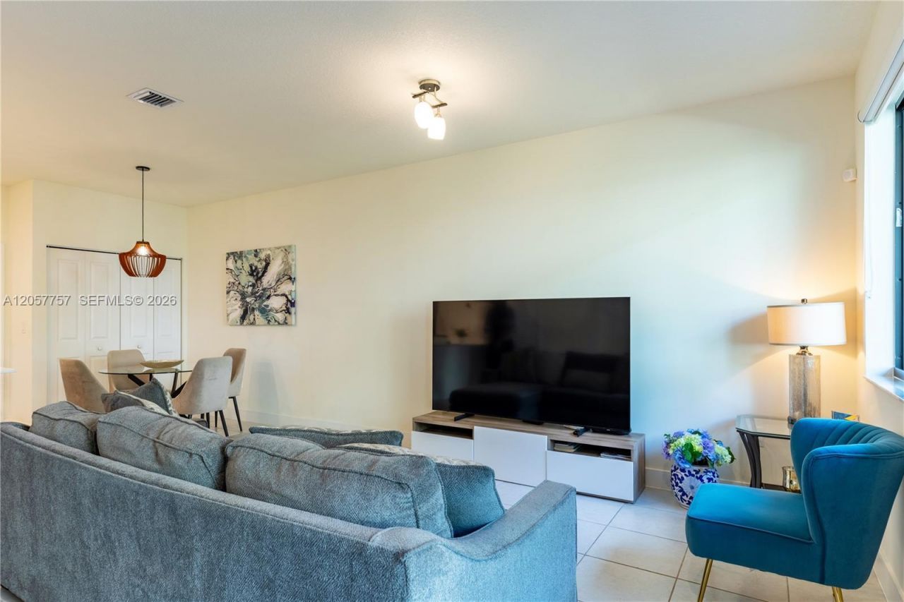 4623 NW 83rd Pkwy, Doral, FL 33166 Photo