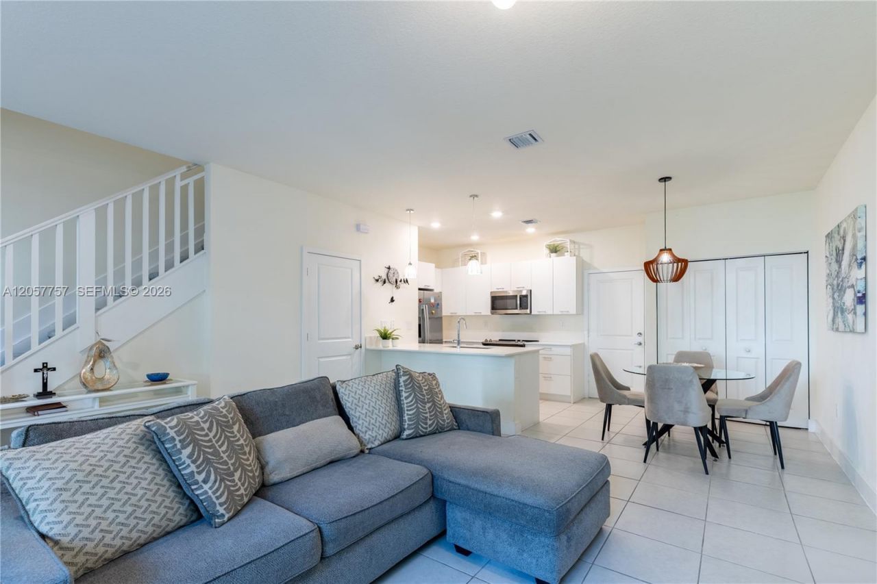 4623 NW 83rd Pkwy, Doral, FL 33166 Photo